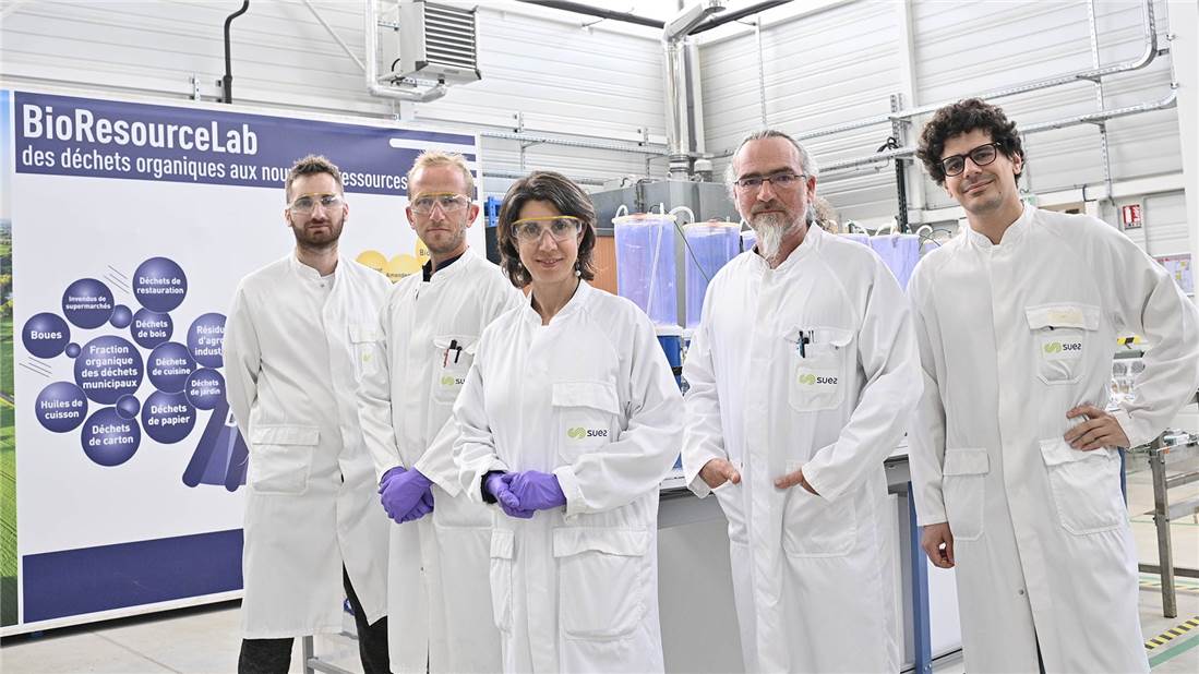SUEZ employees on the BIORESOURCElab, international research and innovation center dedicated to the recovery of organic waste - France